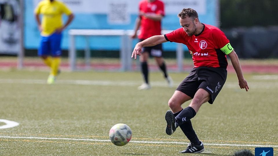 Idsteins Kapitän René Wiederspahn traf per Elfmeter zur zwischenzeitlichen 3:2-Führung im Topspiel beim SSV Hattenheim.