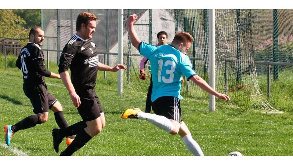 Es läuft für Verteidiger Dominik Esser (M.) und seinen SC Münchholzhausen/Dutenhofen. Am Samstag gegen den VfB Aßlar können die "Bullen" sogar die Tabellenführung in der Kreisoberliga-Aufstiegsrunde übernehmen. Foto: Tobias Ripl 