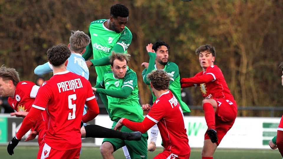 Schwer zu verteidigen: Diesen Kopfball von Zwei-Meter-Stürmer Cottrell Ezekwem kratzten die Espelkamper gerade noch von der Linie.