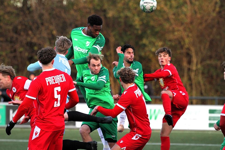 Schwer zu verteidigen: Diesen Kopfball von Zwei-Meter-Stürmer Cottrell Ezekwem kratzten die Espelkamper gerade noch von der Linie.