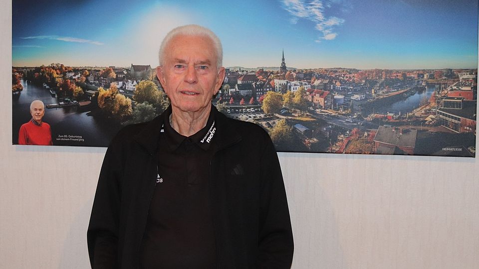 Das Panoramabild von Stade bekam Wilfried von Holt zum 85. Geburtstag vom Fotografen und Freund Jörg Struwe geschenkt.