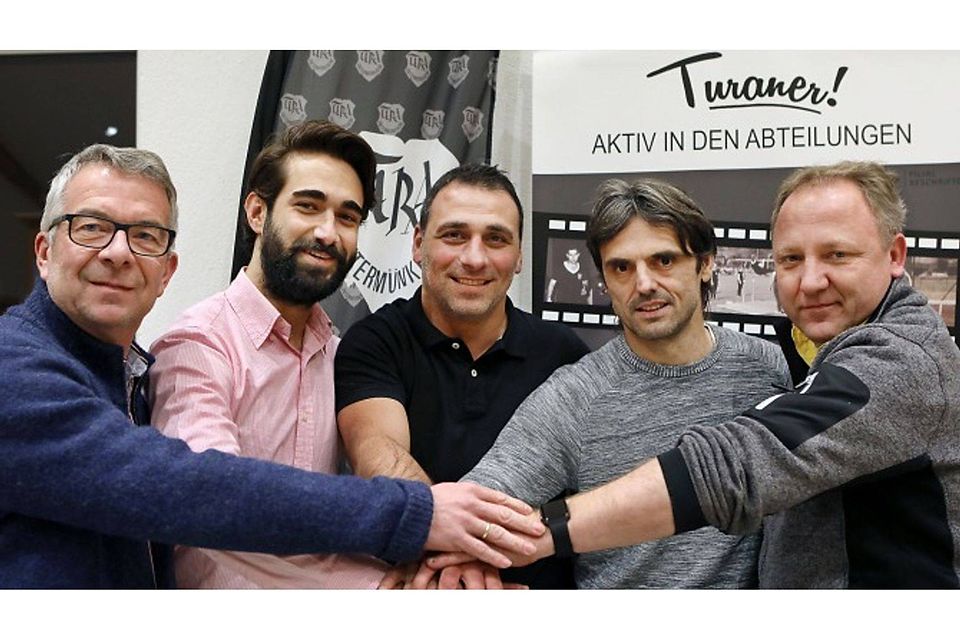 Zusammenhalt beim Tura: Vorstand Rainer Kircher, Basri Tiryaki, Mutlu Metin, Branko Okic und Hauptsponsor Martin Reinwald.
