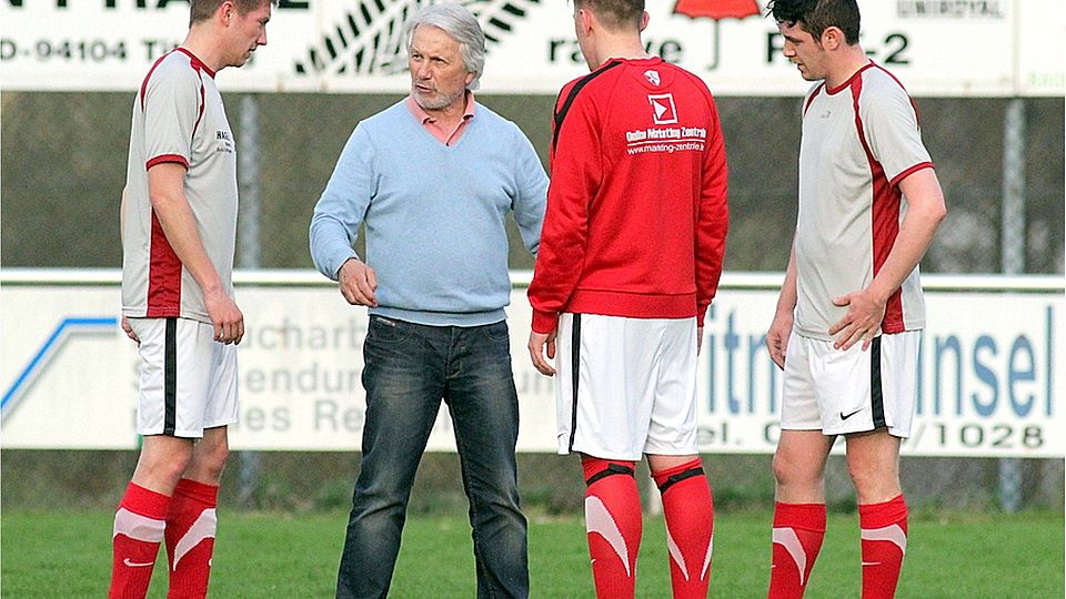 Konrad Behringer (zweiter von li.) bleibt Trainer des FC Sturm Hauzenberg  F: Bernhard Enzesberger