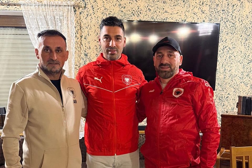 Die Kosova-Vorstände Arben Rahimi (links) und Gazmir Rasaj (rechts) nehmen den neuen Cheftrainer Gustavo Ribeiro in ihre Mitte.