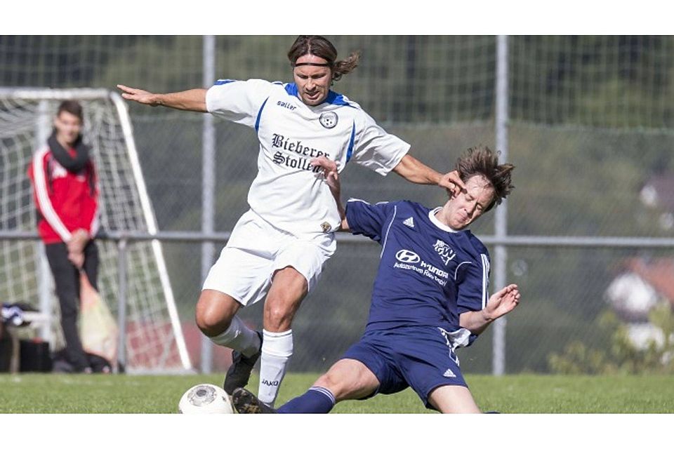 Spielertrainer Cosimo De Cicco (li.) trägt auch in der kommenden Saison das Trikot der SG Altenhaßlau/Eidengesäß. 	Archivfoto: Adrian