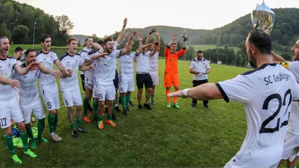 Jubel nach 18 langen Jahren: SC-Kapitän Basri Ponik präsentiert den GZ-Pokal und die Teamkollegen machen die Welle. Foto: Schwabenpress