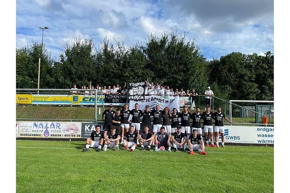 Der FC 08 Elm mit seinen Fans im Rücken Der FC 08 Elm mit seinen Fans im Rücken