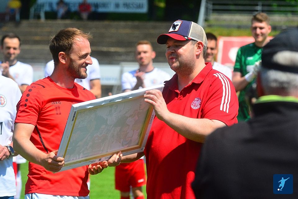 Sturm-Manager Markus Reischl war es vorbehalten, Spielertrainer Alex Geiger zu verabschieden.