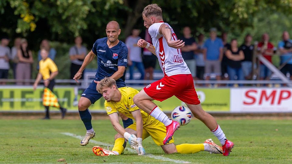 Noel Eichinger (rechts) und der SSV Jahn unterlagen im Trainingslager-Test der SpVgg Unterhaching.