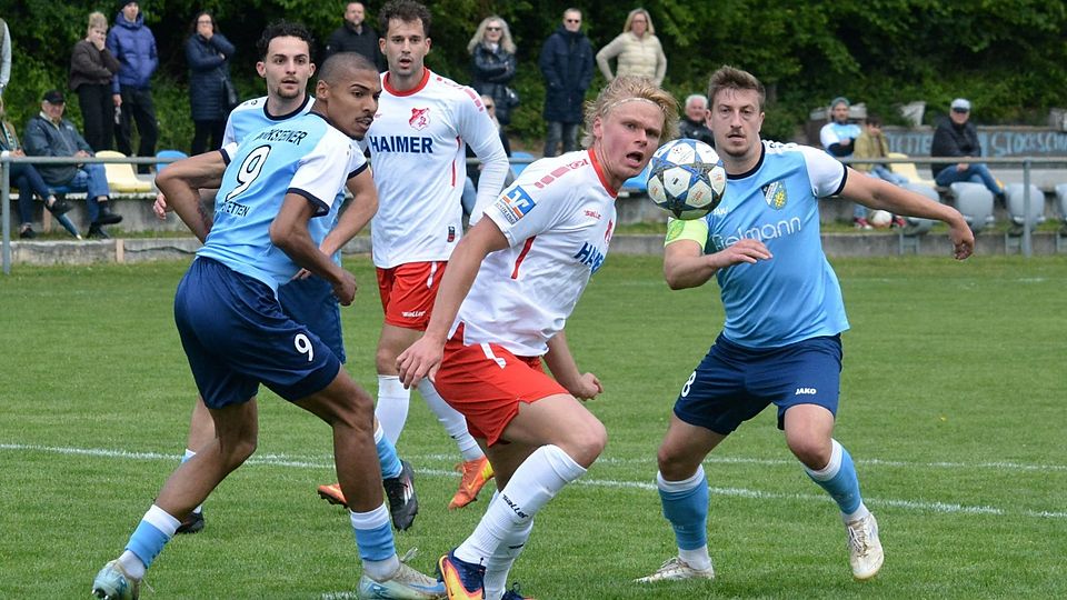 Packende Duelle lieferten sich Raphael Marksteiner (links) und Maximilian Heckel vom SV Cosmos Aystetten mit Torschützenkönig Lauirin Völlmerk vom TSV Aindling.