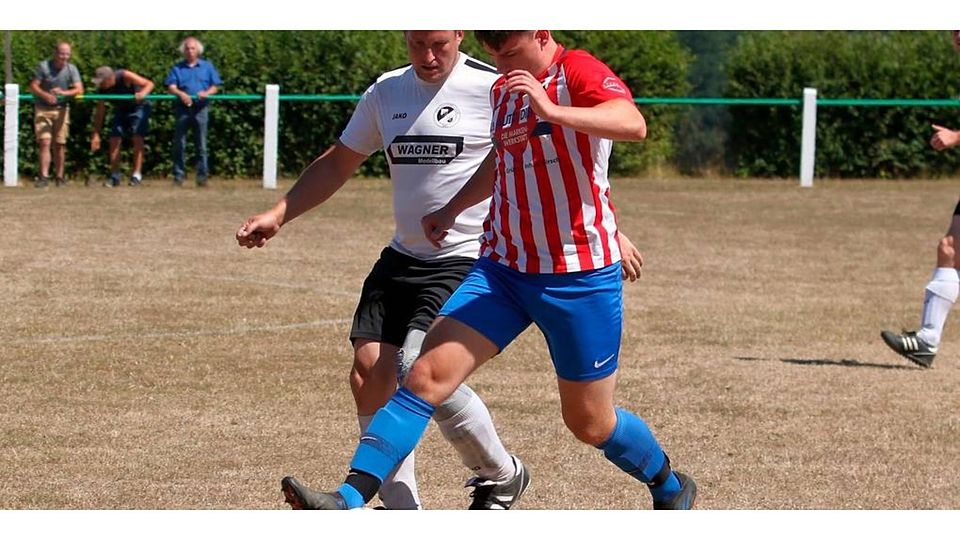 Im Duell zwischen der neuen SG Appenrod/Maulbach/Gemünden II und Wieder-Einsteiger FC Weickartshain siegen die Gäste mit 1:0 in Maulbach. Hier bedrängt SGAMG-Akteur Sven Schlosser (links) den Weickartshainer Philipp Enns. Foto: Luca Raab 