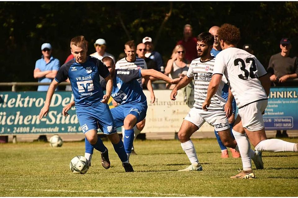 Lucas Seefeldt (am Ball, TuS Jevenstedt) bewies wieder seinen Torriecher.