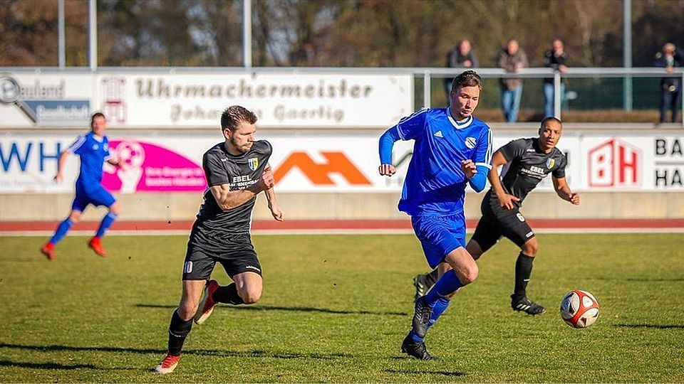 Pascal Ibold (in blau) bleibt dem VfB Sangerhausen erhalten.