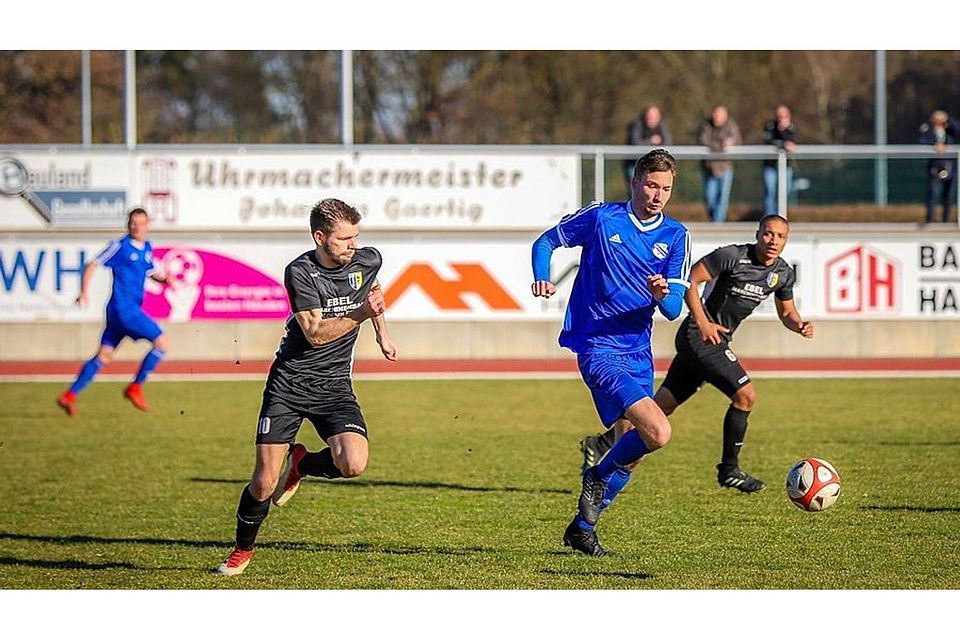Pascal Ibold (in blau) bleibt dem VfB Sangerhausen erhalten.