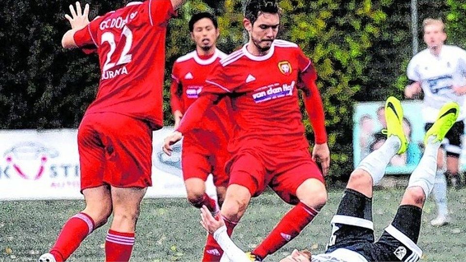 Am Boden: Eilendorfs Emrah Cebec kommt gegen Tsutomu Marata, Jumpei Ebisu und Manuel Spies (von links) nicht durch. Foto: M. Ratajczak