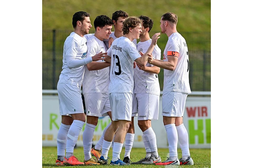 Schnelles Tor: Garchinger Spieler gratulieren dem Schützen Leon Sternke (2.v.l.).