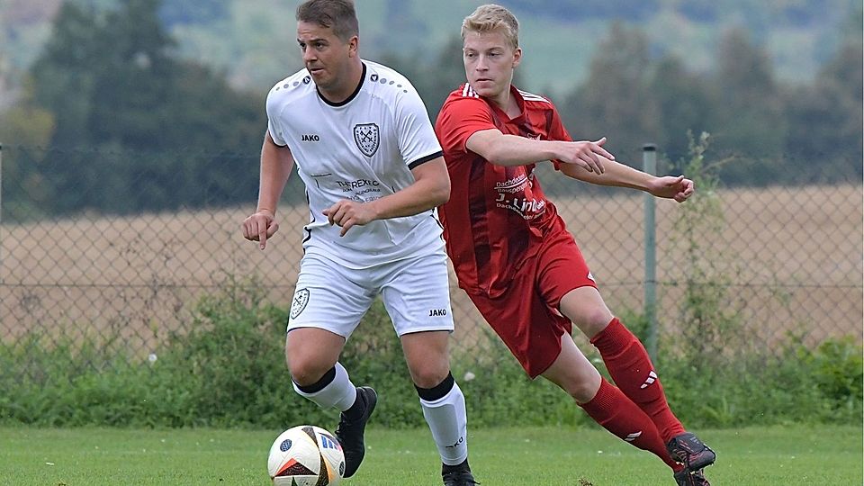 Der FSV Prüfening (links Fabian Kaiser) hielt Töging nieder.