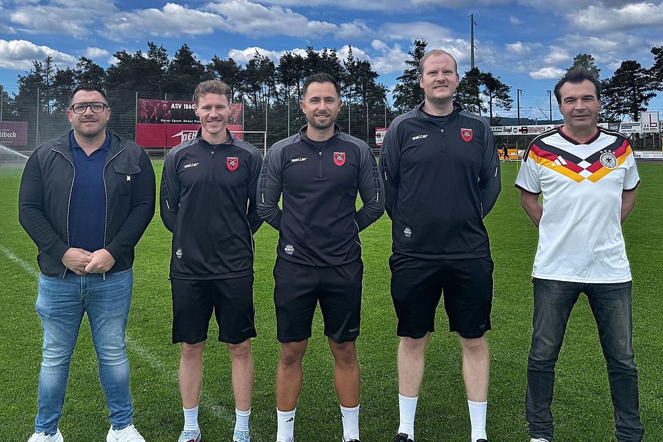 Die sportlichen Leiter Benedikt Thier (links) und Stefan Pröpster (rechts) mit dem neuen Trainergespann um Andreas Weißmüller, Drilon Asani und Benjamin Drenda (von links).