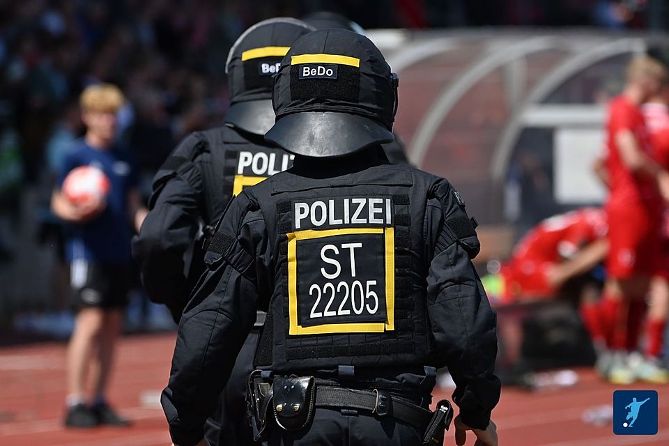 Nach dem Finale 2023 war es zu Ausschreitungen gekommen. Polizisten standen deshalb unweit der Siegerehrung. Nach dem Finale 2023 war es zu Ausschreitungen gekommen. Polizisten standen deshalb unweit der Siegerehrung.