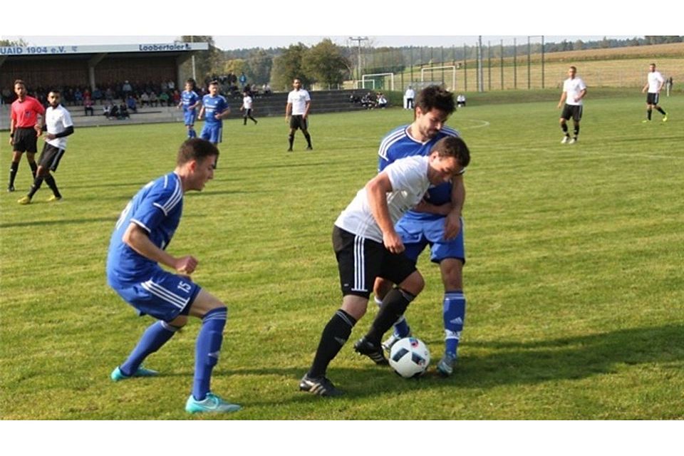 Der TSV Langquaid (in blau) konnte nach dem Derbysieg gegen Abensberg nicht nachlegen. Foto: Roloff