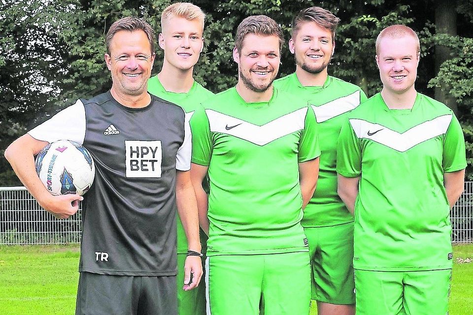 Trainer Bernd Nief mit den neuen Spielern im Bezirksliga-Team von Sparta Gerderath: Tim Leeners (von links), Yannick Senk, Matthias Bonsels und Daniel Möller.