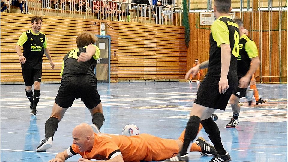 Eine Bauchlandung legten die FCF-Oldies gleich im ersten Spiel gegen den späteren Turniersieger TSV Geiselbullach hin.