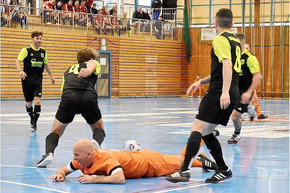 Eine Bauchlandung legten die FCF-Oldies gleich im ersten Spiel gegen den späteren Turniersieger TSV Geiselbullach hin. Eine Bauchlandung legten die FCF-Oldies gleich im ersten Spiel gegen den späteren Turniersieger TSV Geiselbullach hin.