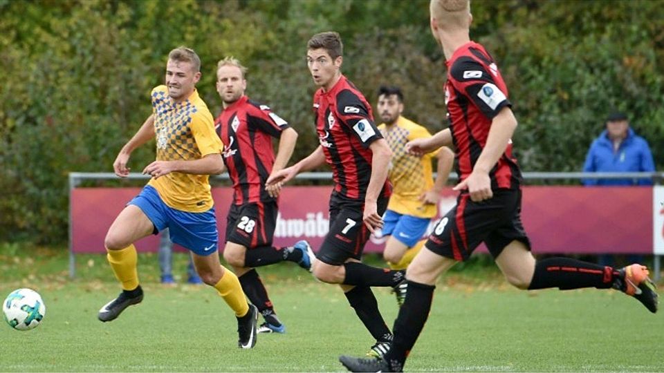 Am besten nie zu weit weg von Ball und Gegner muss die Devise für die Kirchbierlinger (in gelb Hannes Pöschl) heißen, damit in Sindelfingen wieder mal ein Sieg herausspringt.   Emmenlauer