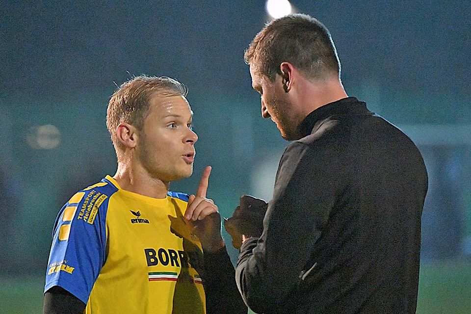 „Psst“, scheint Kissings Kapitän Bastian Lang Schiedsrichter Markus Casazza (FC Augsburg) signalisieren zu wollen. Schließlich unterlag der KSC dem TSV Bobingen mit 0:6 und erlebte einen Abend zum Vergessen. „Psst“, scheint Kissings Kapitän Bastian Lang Schiedsrichter Markus Casazza (FC Augsburg) signalisieren zu wollen. Schließlich unterlag der KSC dem TSV Bobingen mit 0:6 und erlebte einen Abend zum Vergessen.