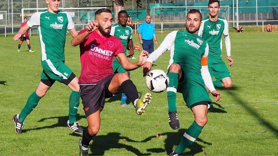 Enges Duell: Türkspors Orhun Öztürk (li.) gegen Münster-Kapitän Daniel Schuch Foto: Dominik Florian