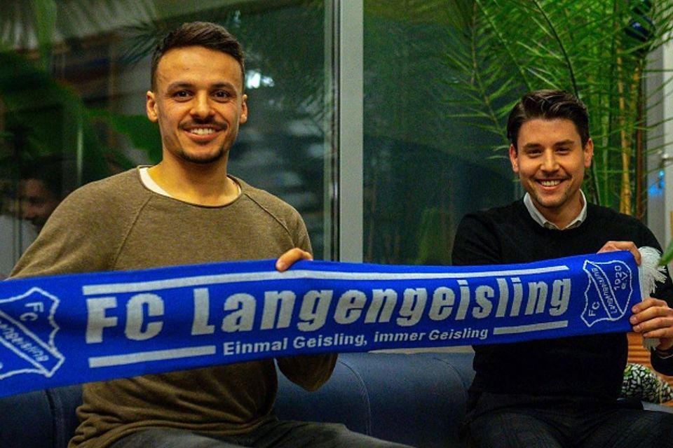 Maxi Hintermaier (links) wird ab dem 1. Juli Spielertrainer beim FCL. Die Sportlichen Leiter Maxi Maier (im Bild rechts) und Ernst Stenzel freuen sich.