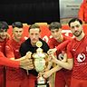 Der Freiburger FC mit Kapitän Neven Ivancic (in der Mitte) und Top-Torjäger Joshua Misic (rechts daneben) holt sich den Wanderpokal beim Teninger Dreikönigsturnier. 