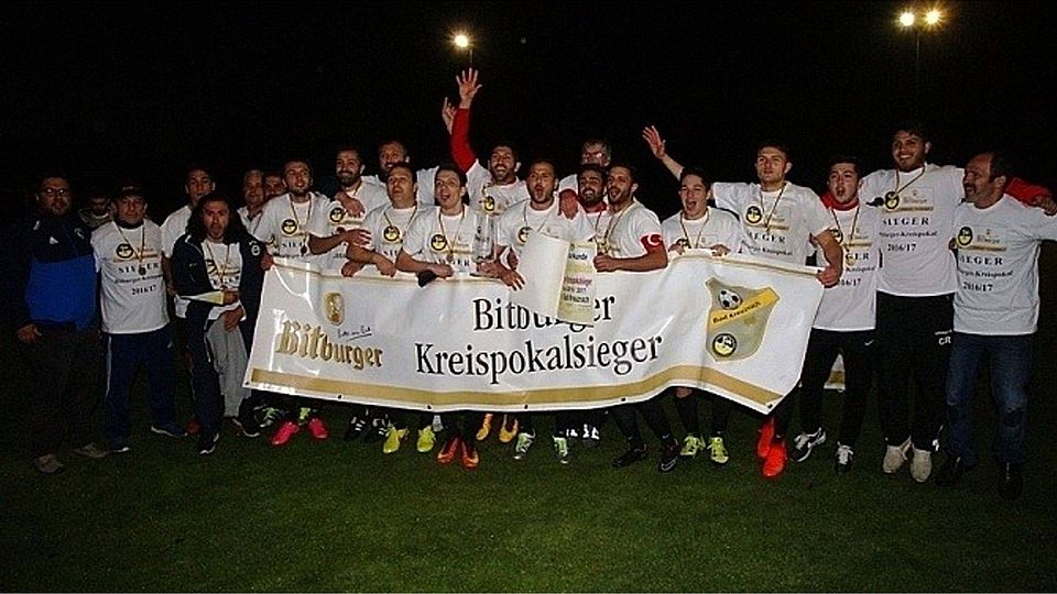 Nach einem harten Duell, inklusive Elfmeterschießen, durfte der SV Türkgücü Ippesheim den Pokal am Ende in die Luft strecken  Foto: Sulzbach