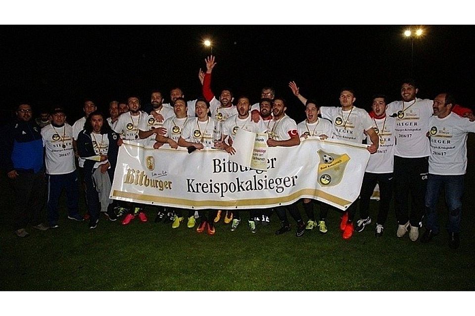 Nach einem harten Duell, inklusive Elfmeterschießen, durfte der SV Türkgücü Ippesheim den Pokal am Ende in die Luft strecken  Foto: Sulzbach