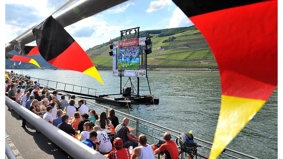 Public Viewing, wie hier am Rhein-Nahe-Eck in Bingen während der Fußball-WM 2014, ist nicht die Sache der beiden Trainer Thomas Klöckner (Gau-Algesheim) und Patrick Rudolf (Wackernheim). 	Archivfoto: Schmidt