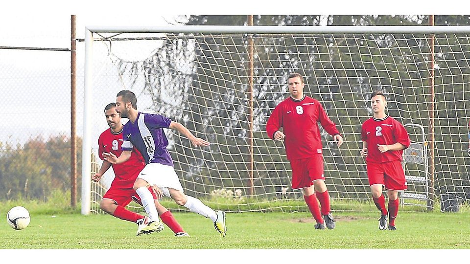 Auf der Flucht: Espanol-Spieler Jürgen Roth wird von Ahmed Asim (9), Patric Loeper und Michel Groll verfolgt.	Foto: Bär Foto: