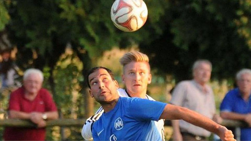 Ließ die größte Chance zum 2:2-Ausgleich aus: der Möhringer Manuel Lan (vorne). Foto: Günter E. Bergmann