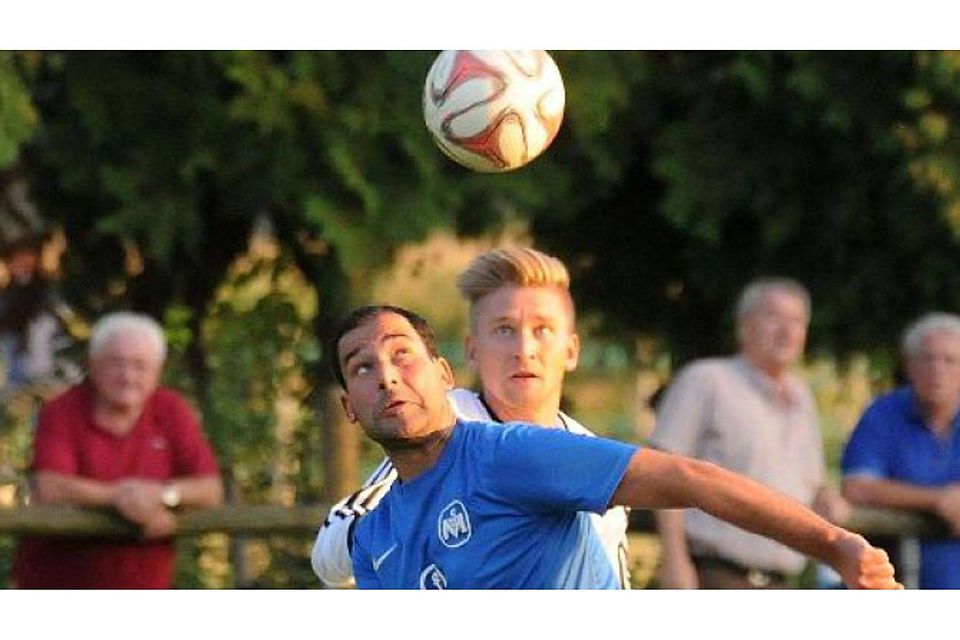 Ließ die größte Chance zum 2:2-Ausgleich aus: der Möhringer Manuel Lan (vorne). Foto: Günter E. Bergmann