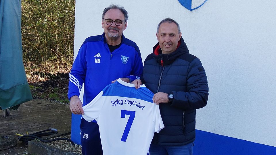 Noch-Abteilungsleiter Herbert Blank präsentiert Martin Reißer (r.) als neuen Trainer der SpVgg Ziegetsdorf. – Foto: Verein
