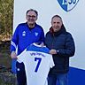 Noch-Abteilungsleiter Herbert Blank präsentiert Martin Reißer (r.) als neuen Trainer der SpVgg Ziegetsdorf. – Foto: Verein