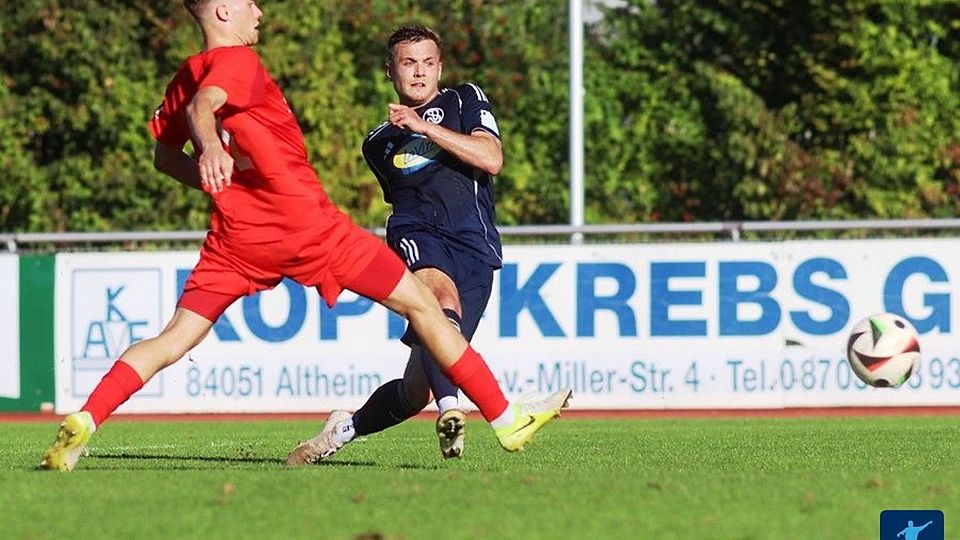 Landshuts Goal-Getter Kenneth Sigl, der in dieser Saison bereits elfmal für die SpVgg erfolgreich war, hatte gegen eine starke Eggenfeldener Viererkette heute mehr oder weniger nichts zu melden.