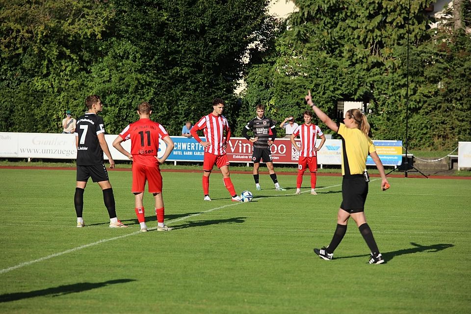 Gleich gibt‘s einen Traditionself-Kick: Die gute Schiedsrichterin Lena Holland pfeift Dachau gegen Pfaffenhofen an.