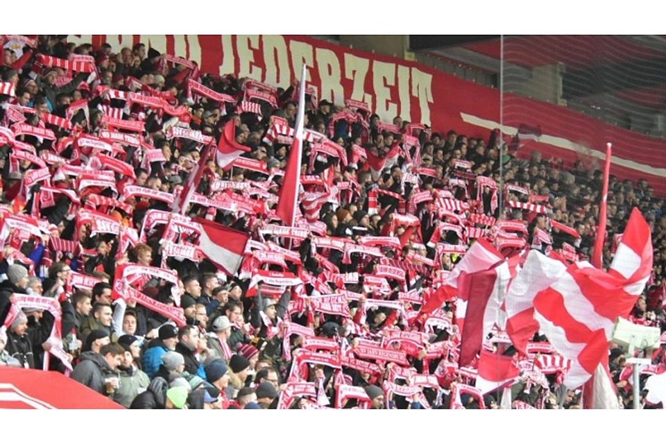 Die Jahn-Fans werden ihr Team auch in Ingolstadt lautstark unterstützen.  F: Staudinger