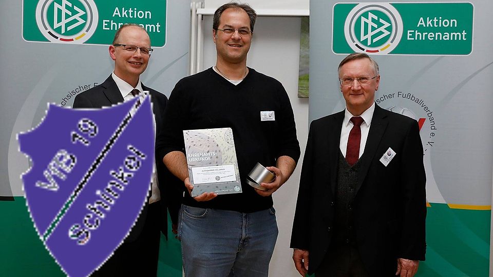 Aleksandar Valjanov (Mitte) bei der Verleihung des Ehrenamtspreises mit dem Ehrenamtsbeauftragten Weser-Ems, Alwin Harberts (l.) und NFV-Präsident Günter Distelrath.