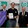 Aleksandar Valjanov (Mitte) bei der Verleihung des Ehrenamtspreises mit dem Ehrenamtsbeauftragten Weser-Ems, Alwin Harberts (l.) und NFV-Präsident Günter Distelrath.