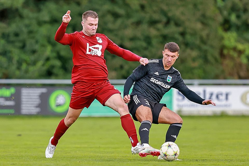 Nichts zu holen: Benedikt Vollnhals (links) und der SV Klingsmoos unterlagen Schlusslicht TSV Friedberg (Kirill Savkin) mit 1:4. 