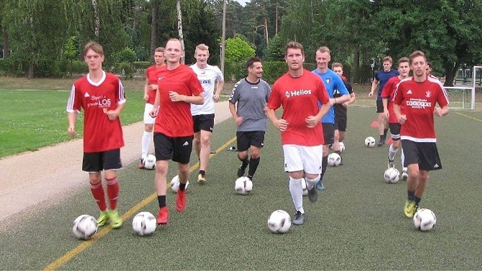 Laufen mit Ball: die Landesklasse-Fußballer von Preußen Bad Saarow im Training  ©Roland Hanke