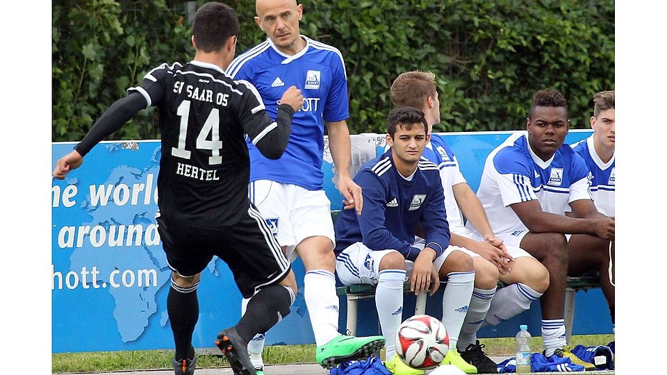 Wohl einsatzfähig: Srdjan Baljak (blaues Trikot) vom TSV Schott Mainz.	Archivfoto: hbz/Sämmer