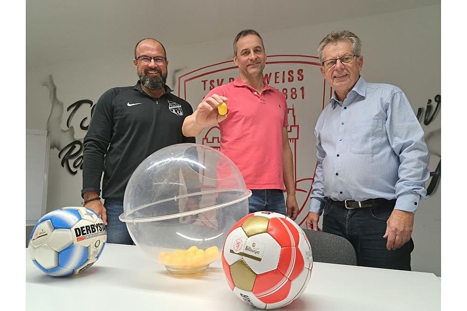 Eine glückliche Hand bei der Auslosung des Kreispokal-Achtelfinales hatten (von links) Michael Brunner, Jugendleiter TSV Auerbach, Bernd Lützkendorf, Abteilungsleiter TSV Auerbach, und Kreisfußballwart Reiner Held.