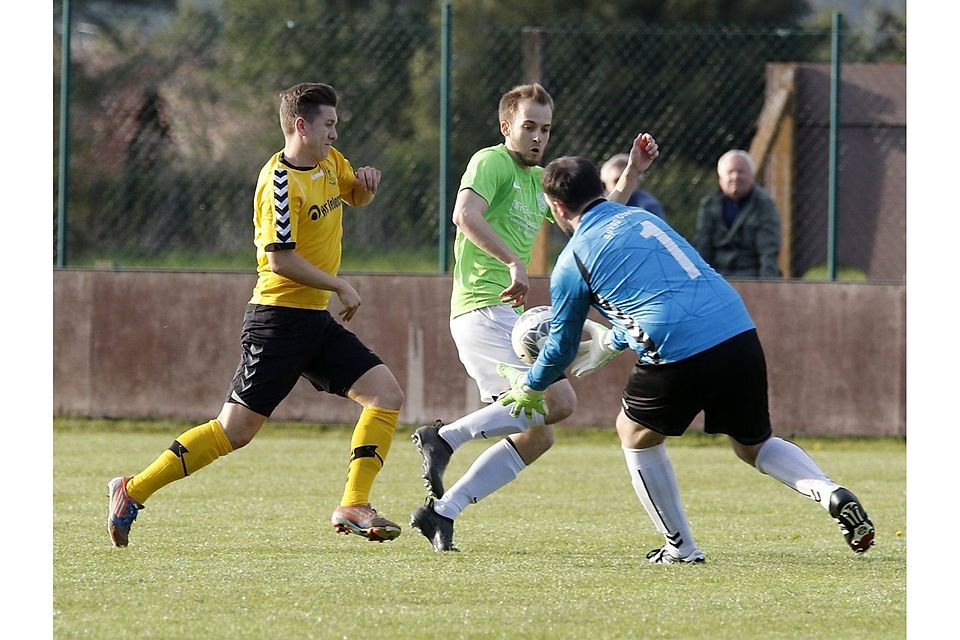 Beherzt zugepackt und Chance zunichte emacht: hier rettet Oberkotzaus Torhüter Adnan Udovcic (blaues Trikot). Foto: Peter Kolb Beherzt zugepackt und Chance zunichte emacht: hier rettet Oberkotzaus Torhüter Adnan Udovcic (blaues Trikot). Foto: Peter Kolb